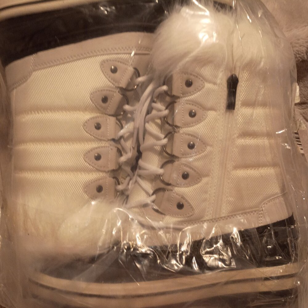 NWB /White /Black Insulated Winter Boot, Women Size 9